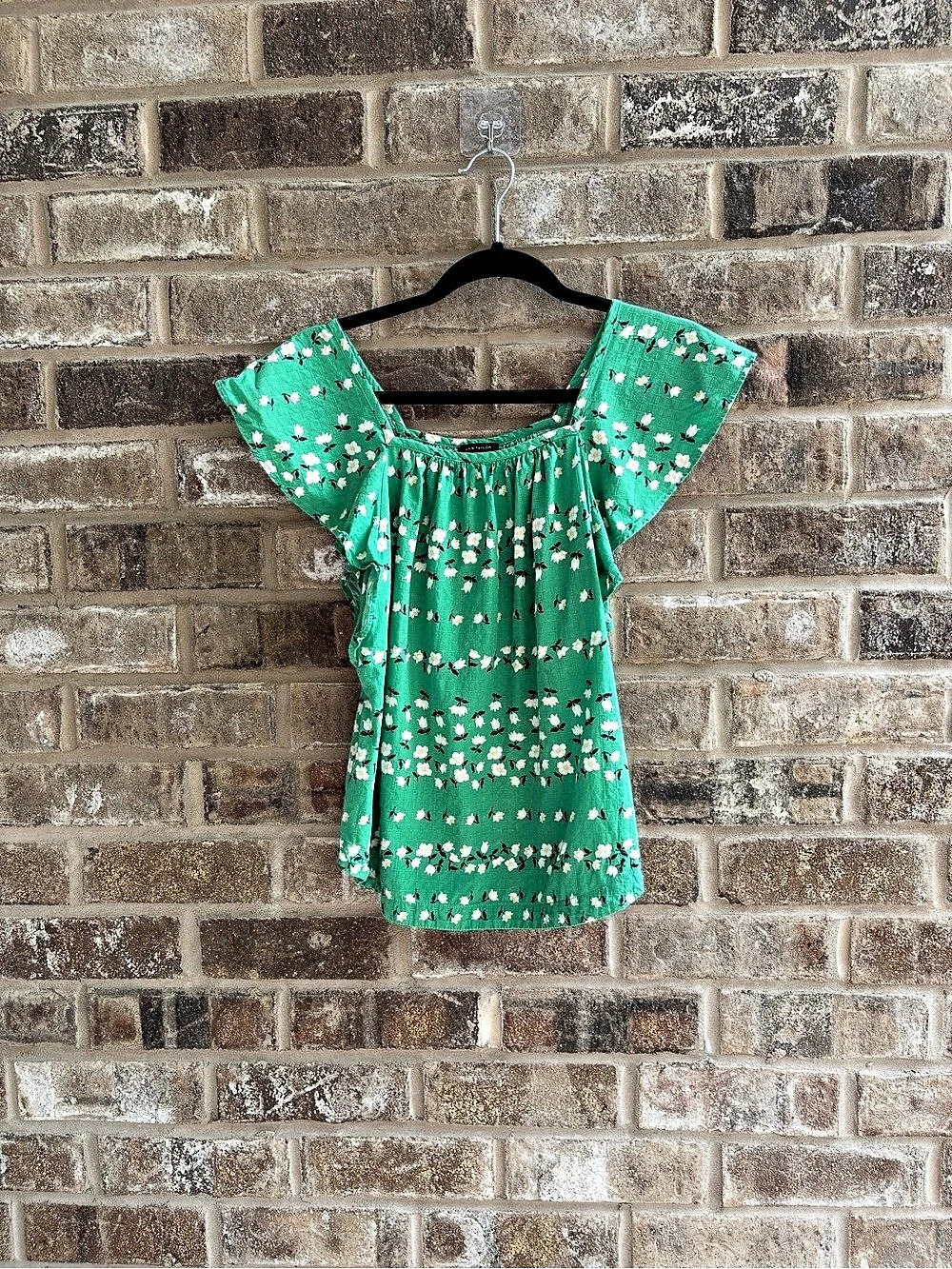 Ann Taylor Floral Flutter Sleeve Blouse in Green Size Small